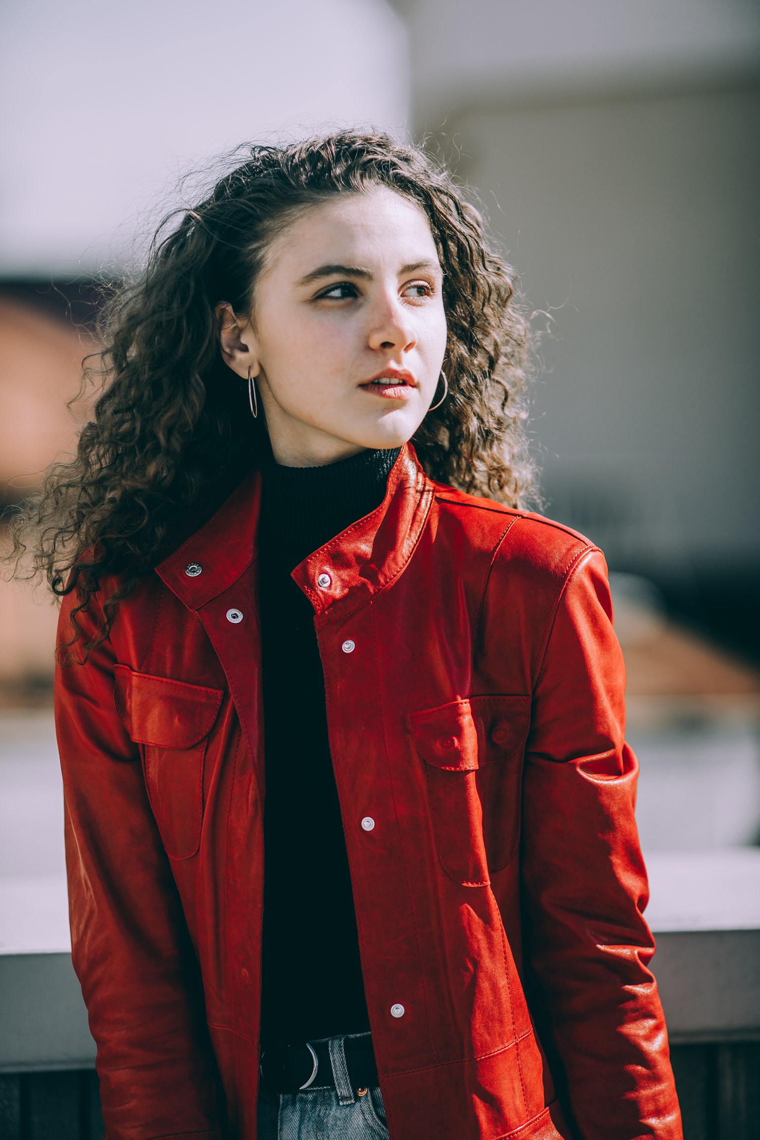 Красные кожаные куртки для женщин - признак стиля и элегантности