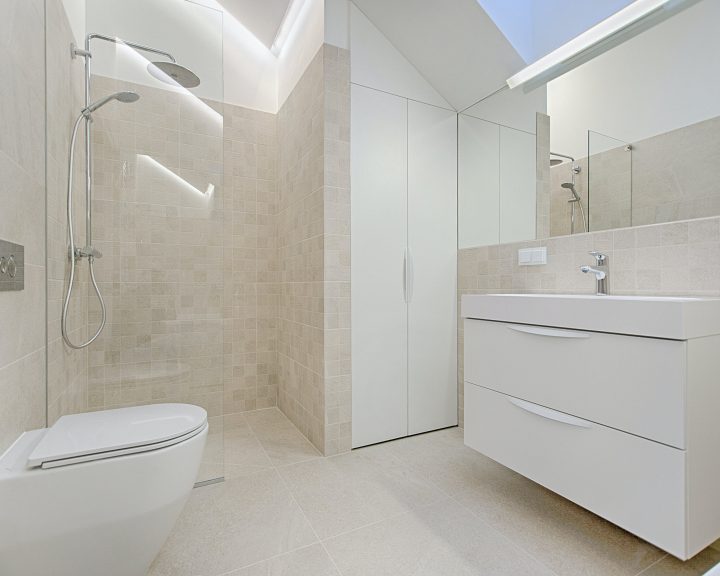 Ремонт в ванной: потолочный модуль для душа